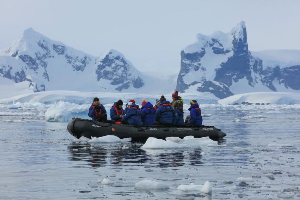Zodiac expedition cruises in Antarctica