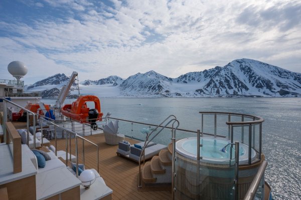 compare Antarctica cruises, Pool deck & Jacuzzi aboard the Ocean Albatros