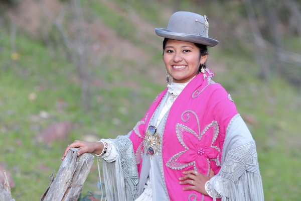 Cholita women with styled Polleras