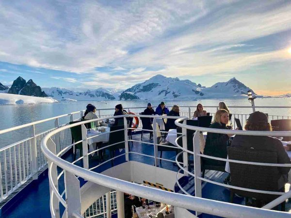 Cost of Antarctica Cruise, tourist dining
